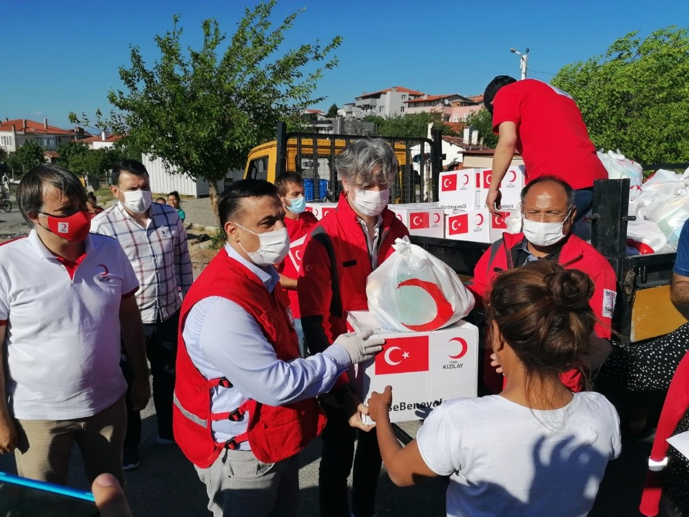 Kızılay’dan Roman vatandaşlara gıda yardımı 