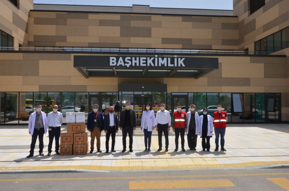 Kızılay’dan sağlık çalışanlarına maske ve siperlik desteği 