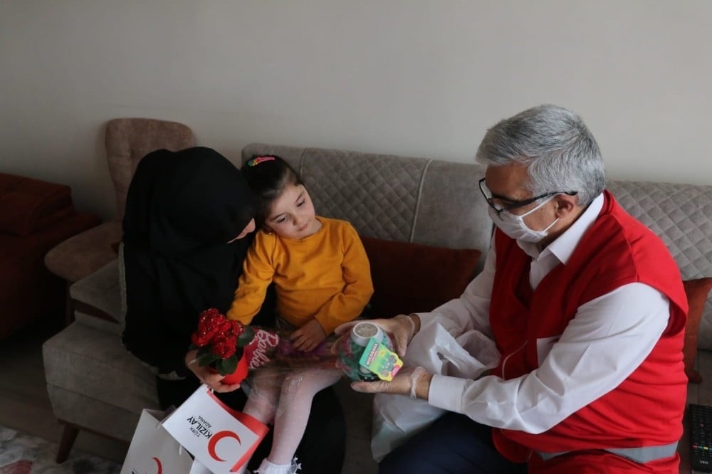 Kızılay’dan şehit çocuğuna anlamlı ziyaret 