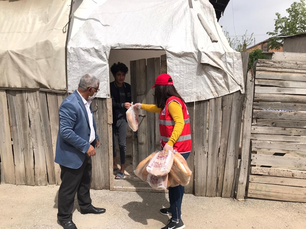 Kızılay’dan vatandaşlara ücretsiz ekmek 