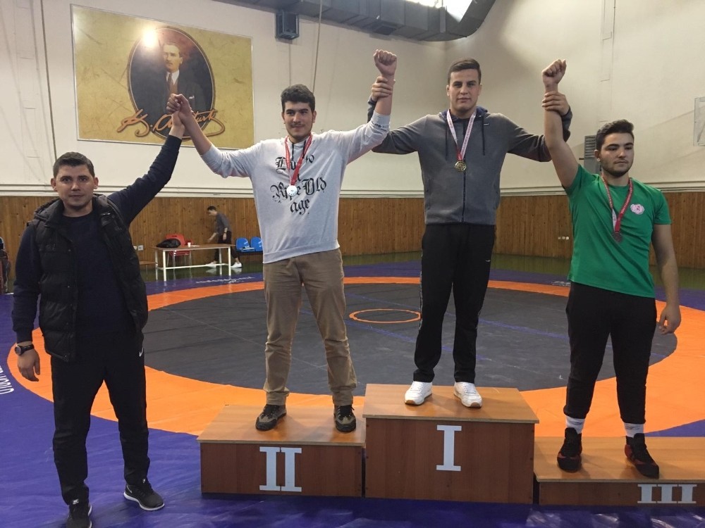 Kızılcahamam Anadolu İmam Hatip Lisesi güreş takımı şampiyon oldu 
