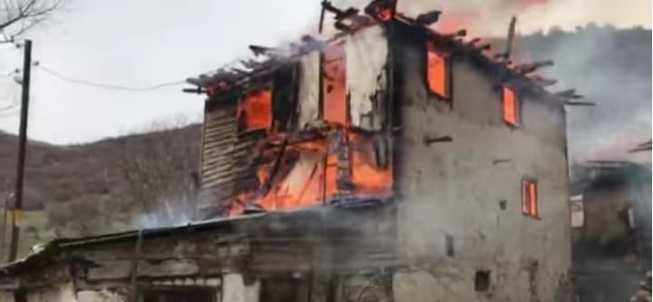 Kızılcahamam’da 6 ev ve samanlık yandı 