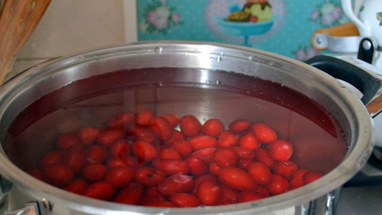 Kızılcık şerbeti nasıl yapılır? Sezonu açılıyor: Sadece 1 kg yeter! Salça gibi mayhoş tadı böyle olur!