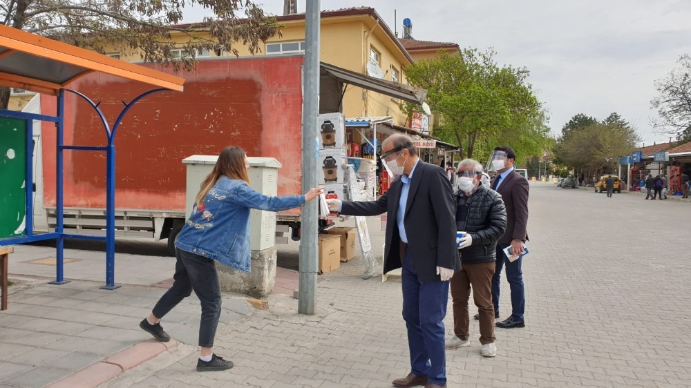 Kızıldaş pazarda maske dağıttı 