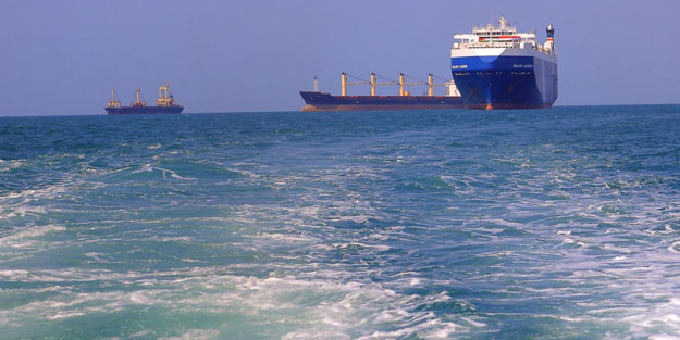 Kızıldeniz’de bir gemi daha vuruldu