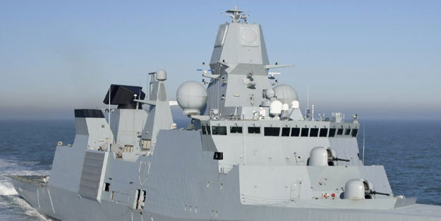 Kızıldeniz’de bozulan firkateyn Danimarka Genelkurmay Başkanı’nı yaktı! Beklenmedik sonuç