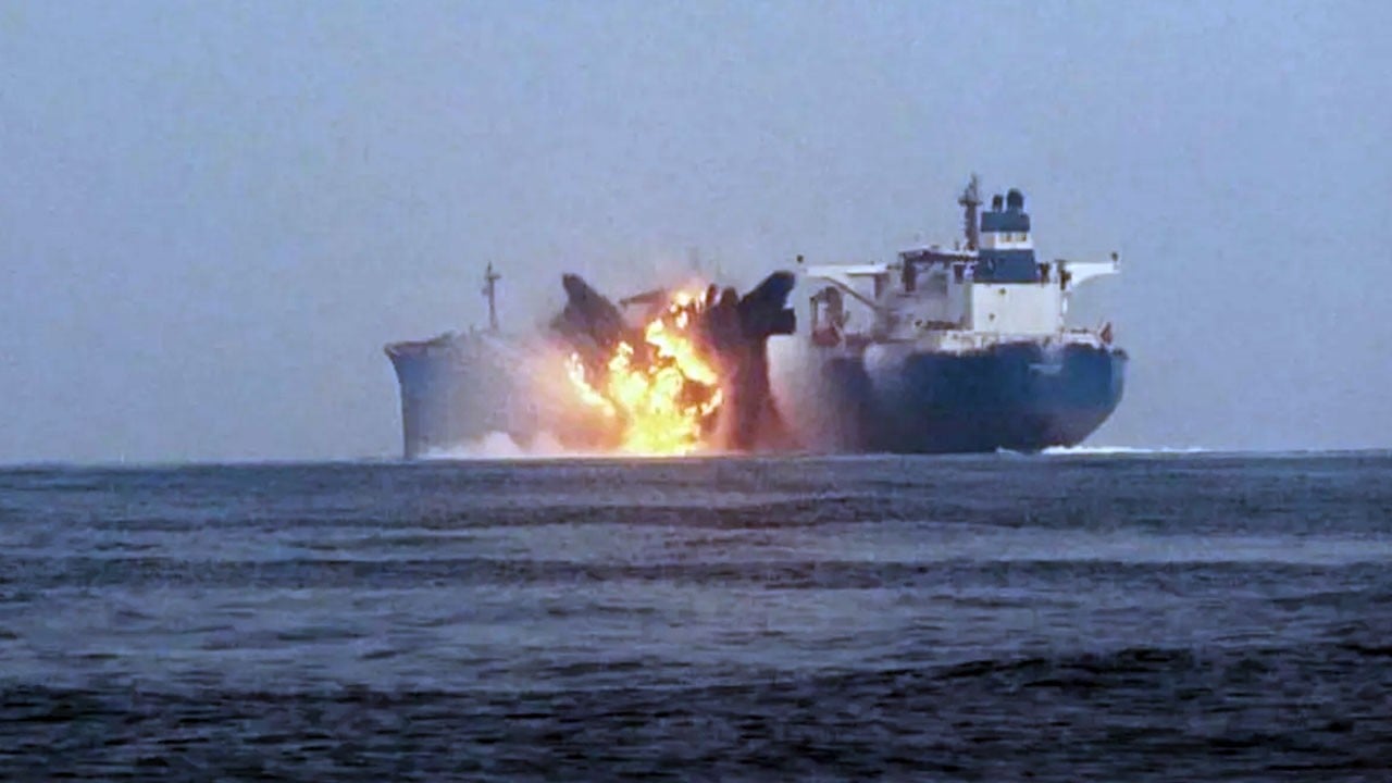 Kızıldeniz'de sıcak gelişme! Husiler Suudi petrol tankerini bombaladı
