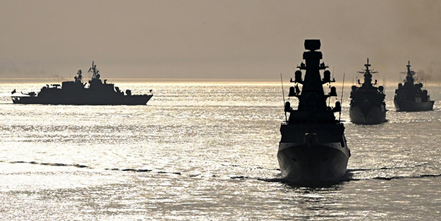 Kızıldeniz'de sıcak saatler! ABD gemisine füzeli saldırı