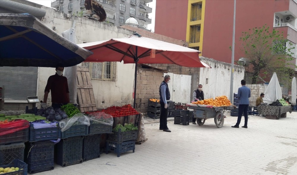 Kızıltepe Belediyesi pazarda vatandaşlara maske ve eldiven dağıttı 