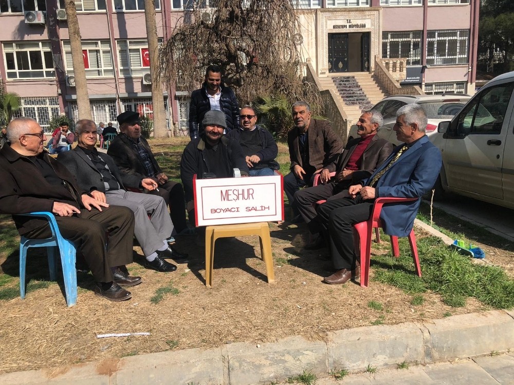Kızıltepe esnafı, ayakkabı boyacısına boya sandığı hediye etti 
