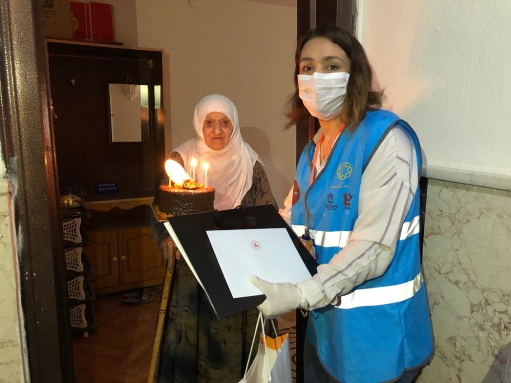 Kızıltepe Vefa Sosyal Destek Grubundan 100 yaş ve üstü kadınlara Anneler Günü sürprizi 