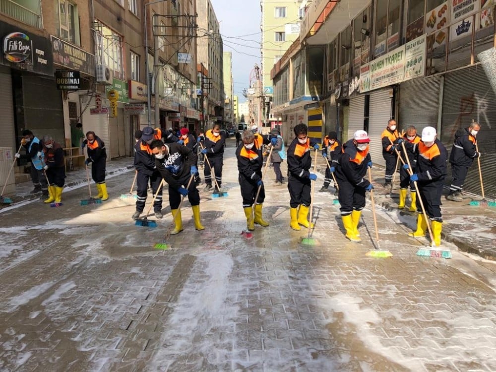 Kızıltepe’de caddeler köpüklü suyla yıkanıyor 