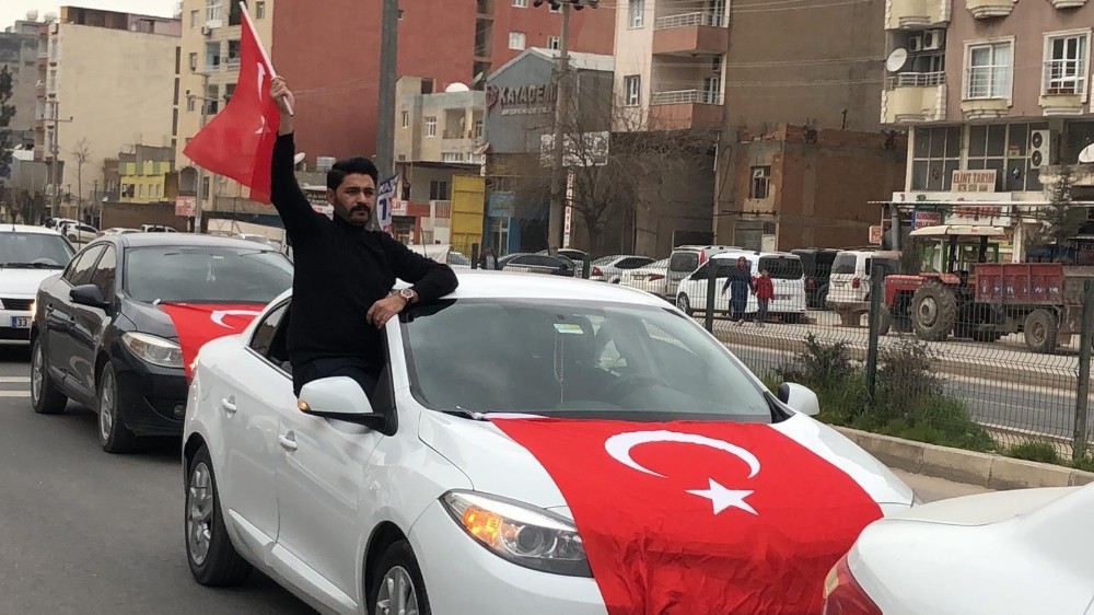 Kızıltepe’de İdlib şehitleri için Türk bayraklı konvoy 
