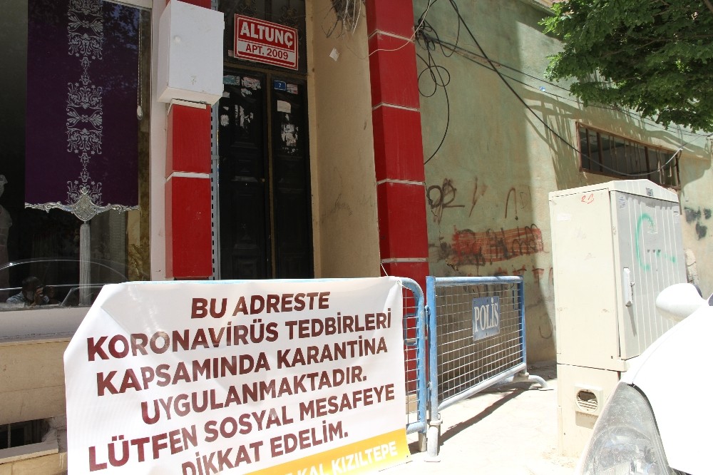 Kızıltepe’de karantinaya alınan adreslerde pankartlı önlem 