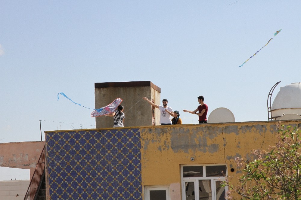 Kızıltepe’de sokağa çıkamayan vatandaşlar damlarda uçurtma uçurdu 