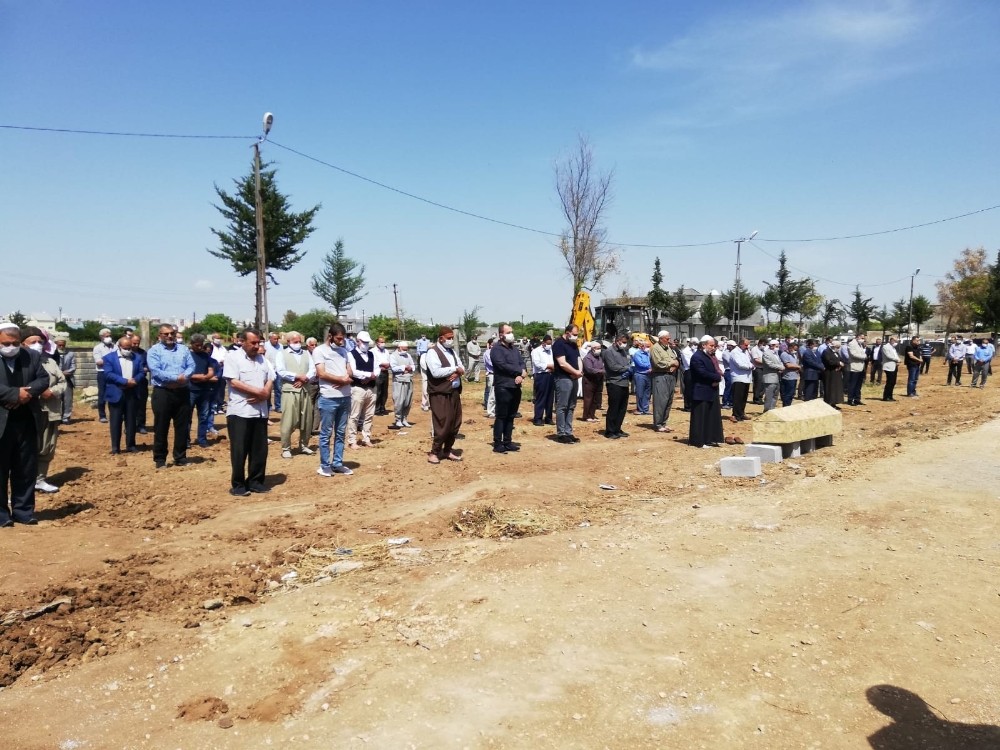 Kızıltepe’de sosyal mesafeli cenaze namazı 