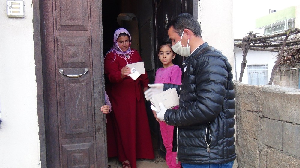Kızıltepe’de sosyal yardım paraları evlerde teslim ediliyor 