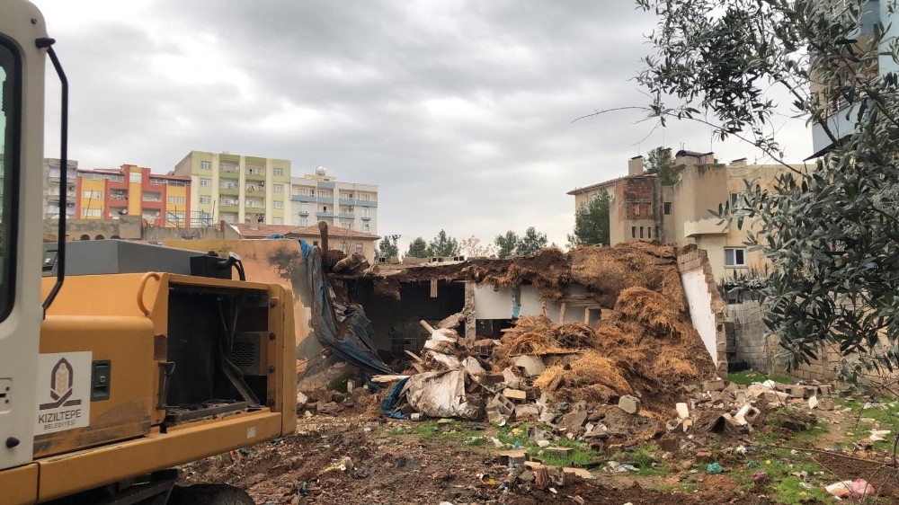 Kızıltepe’de uyuşturucu yuvası haline gelen 23 metruk dükkan yıkıldı 