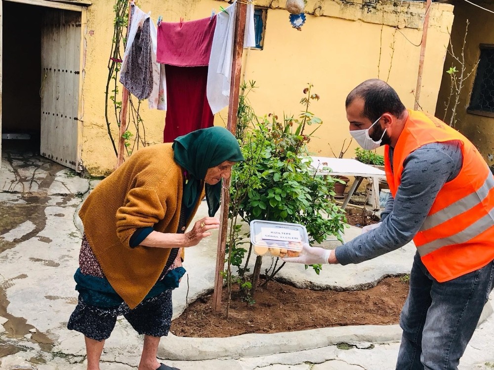 Kızıltepe’nin gönül elçileri evde börek yapıp yaşlılara götürüyor 