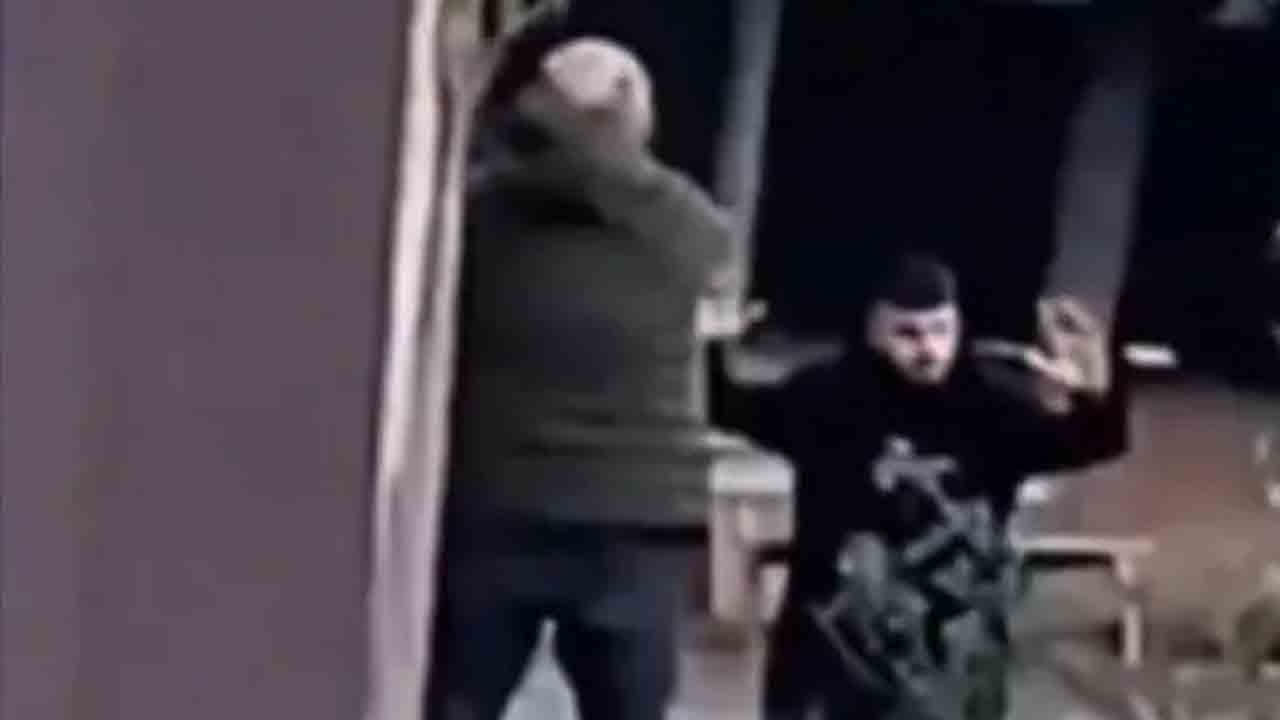 'Kızıma dokunma' öfkesi: Baba okulda şantajla suçladığı kişiyi diz çöktürdü