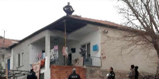 Kızına sinirlendi, çatıya çıktı