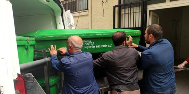 Kızını duvara asıp döverek öldürmüştü! Küçük Ceylan toprağa verildi