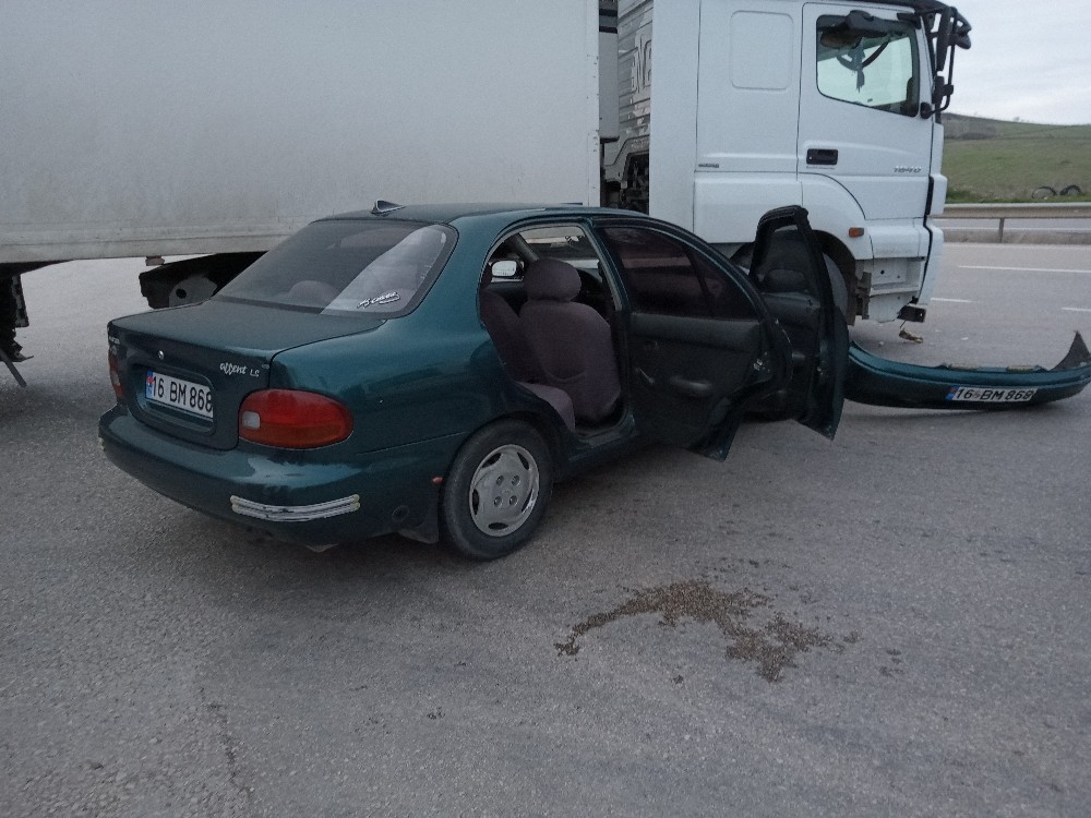 Kızını hastaneye götüren sürücü ters şeride girdi: 2 yaralı 