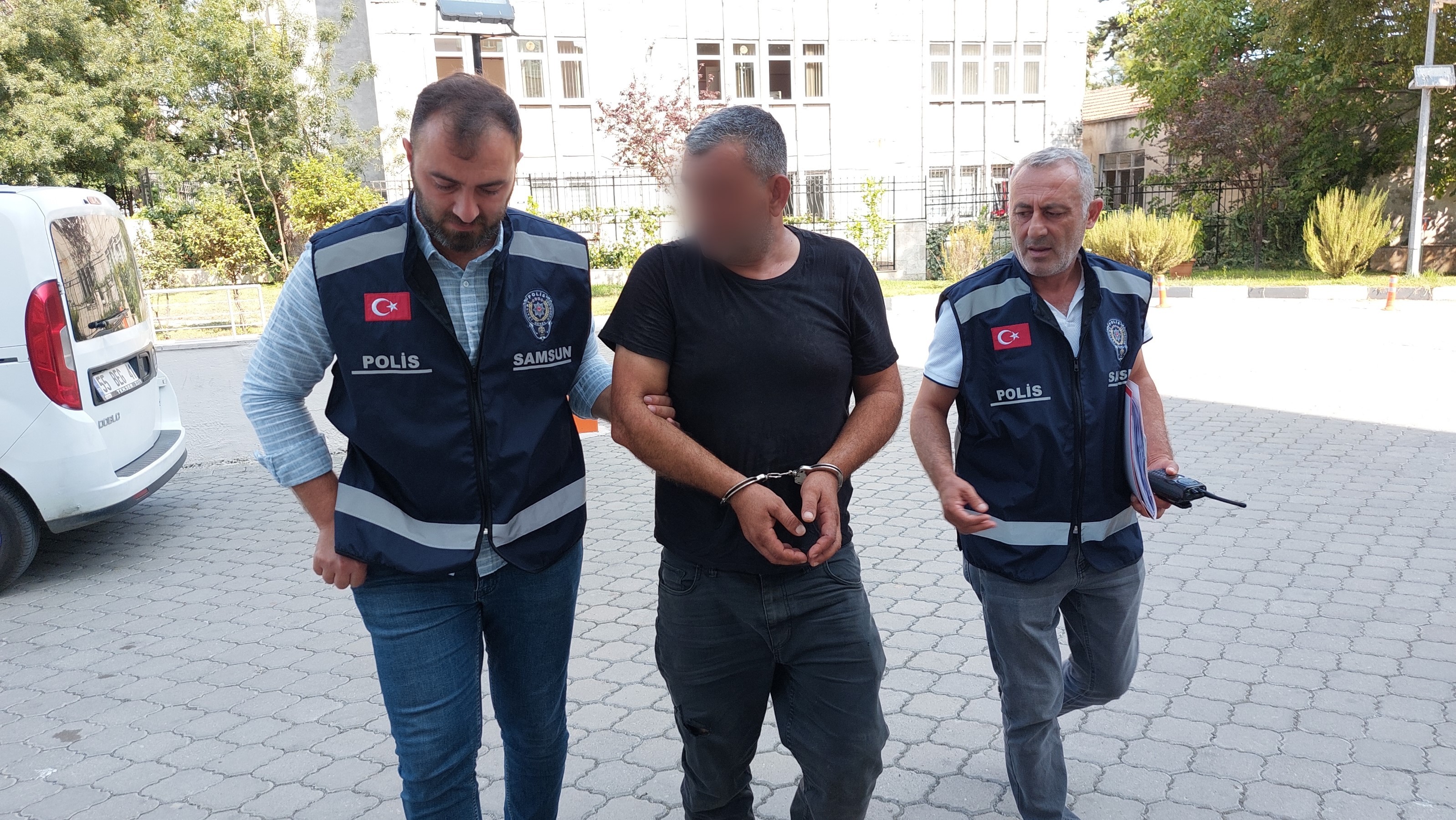 Kızını rahatsız eden şahsı vurdu