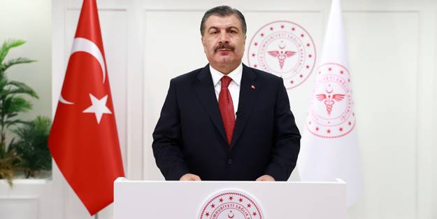 Kızının aşısını kendi elleriyle yaptı! Bakan Koca sosyal medyadan paylaştı