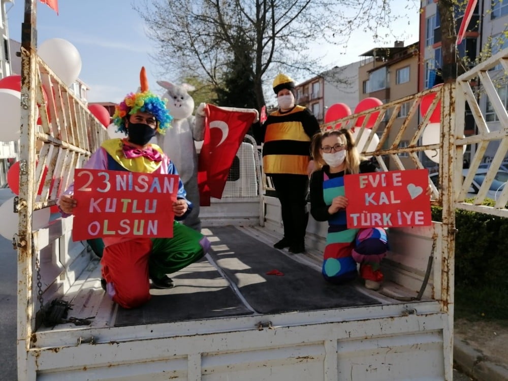 Kızlarının 23 Nisan’ı kutlayamamalarına üzülen anneden palyaçolu sürpriz 