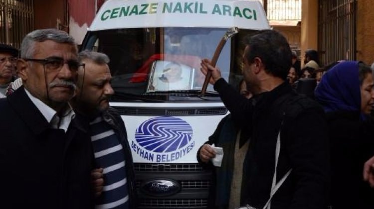 Kızlarının cenazesinde davul çaldırdılar!