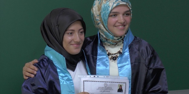 KKTC'de 28 Şubat hortladı! Başörtülülere diploma vermeyen bakan tükürdüğünü yaladı