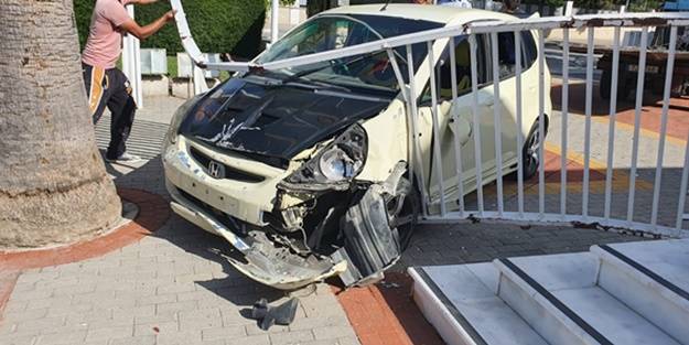 KKTC'de kontrolden çıkan araç Meclis bahçesine daldı