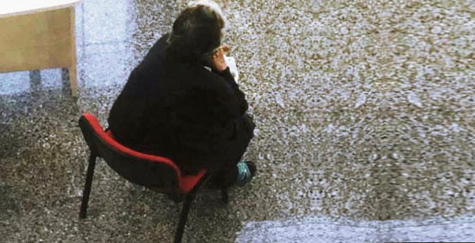 KKTC'de maaş için annesini Bakanlığın kapısına bırakıp gitti