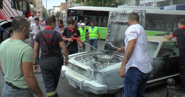 Klasik otomobil alev alev yandı