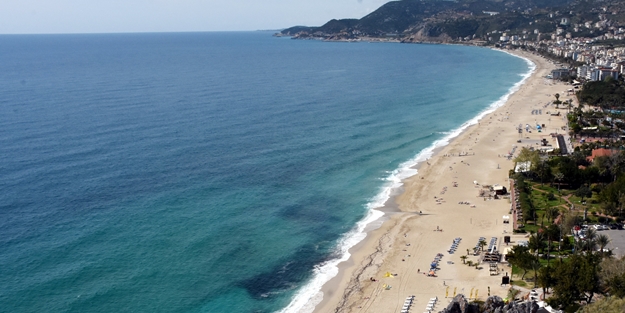 Kleopatra Plajı'na turist akını