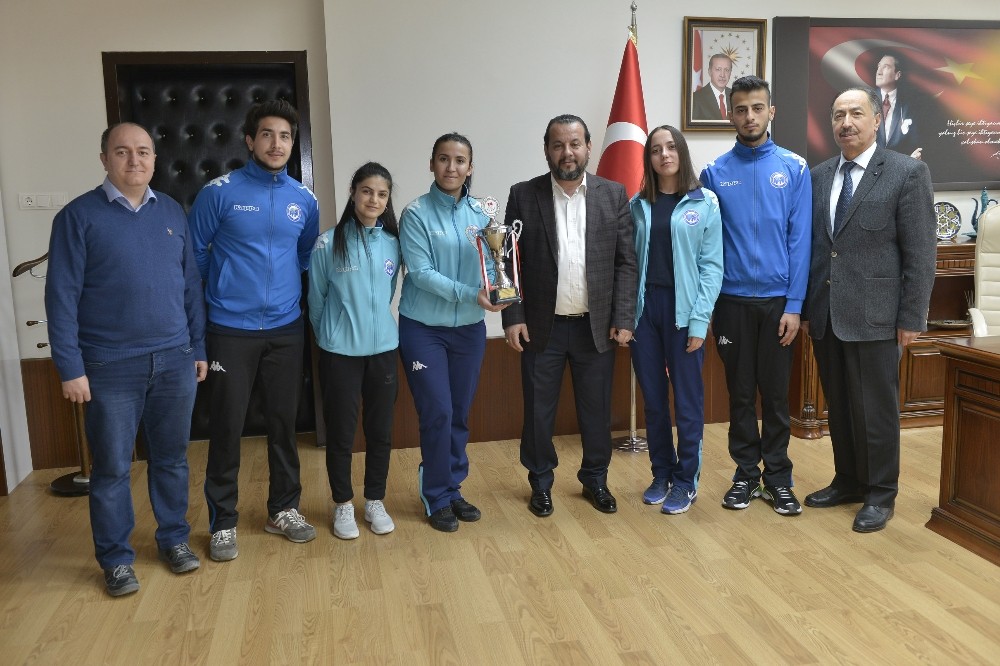 KMÜ, Badminton Takımı birinciliğe yükseldi 