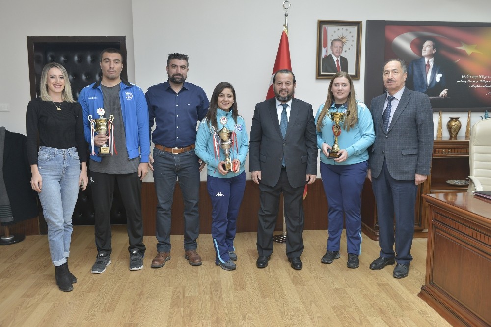 KMÜ basketbol ve voleybol takımlarından iki kupa 