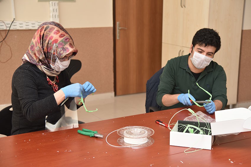 KMÜ’den sağlık çalışanları için yüz koruyucu şeffaf siperlik 