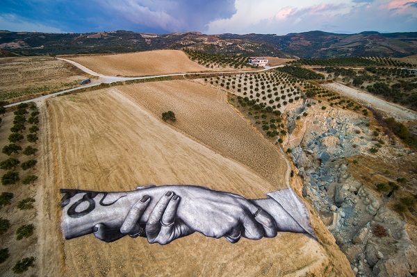 Koca tarla ortadan ikiye ayrılmıştı! Fransız sanatçıdan şaşırtan tasarım