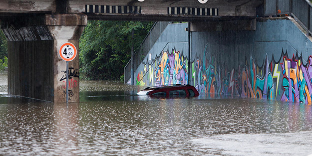 Koca ülkeyi sel aldı! Binden fazla kişi evlerinden tahliye edildi