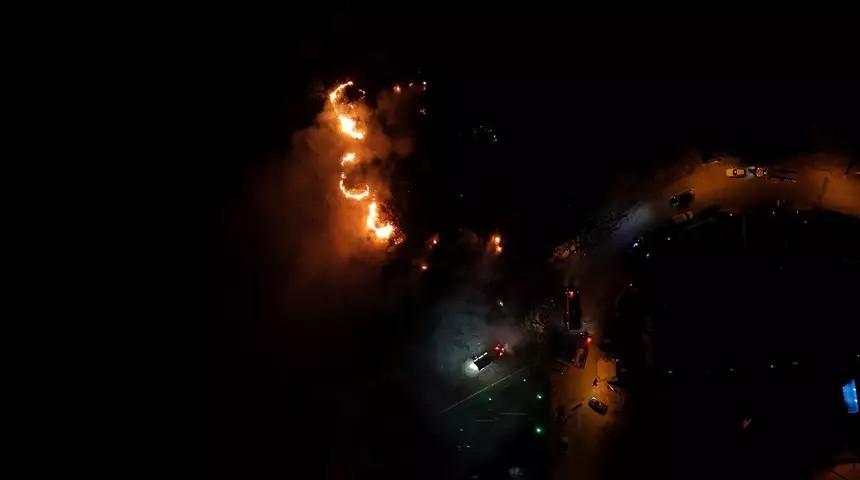 Kocaeli Başiskele’de çıkan yangın geceyi aydınlattı