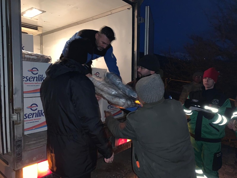 Kocaeli Büyükşehir Belediyesi ekipleri deprem bölgesinde yaraları sarıyor 