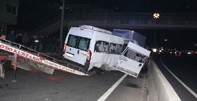 Kocaeli Gölcük'te düğün dönüşü kaza: 1 ölü 17 yaralı
