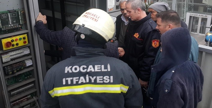 Kocaeli Gölcük'te üst geçit asansöründe mahsur kaldılar