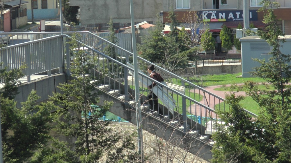 Kocaeli ile İstanbul’u birbirine bağlayan üst geçit tel örgü ile kapatıldı 