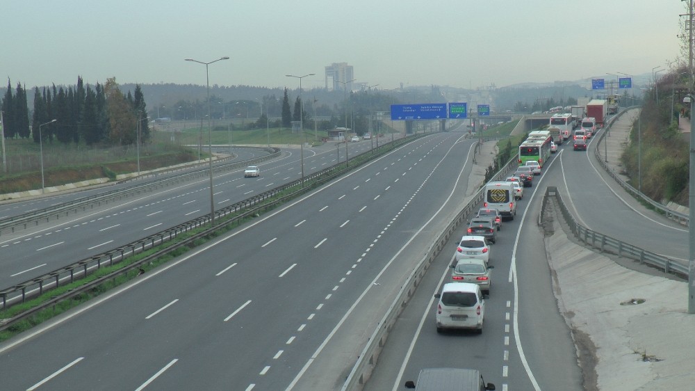 Kocaeli-İstanbul sınırında kilometrelerce araç kuyruğu oluştu 