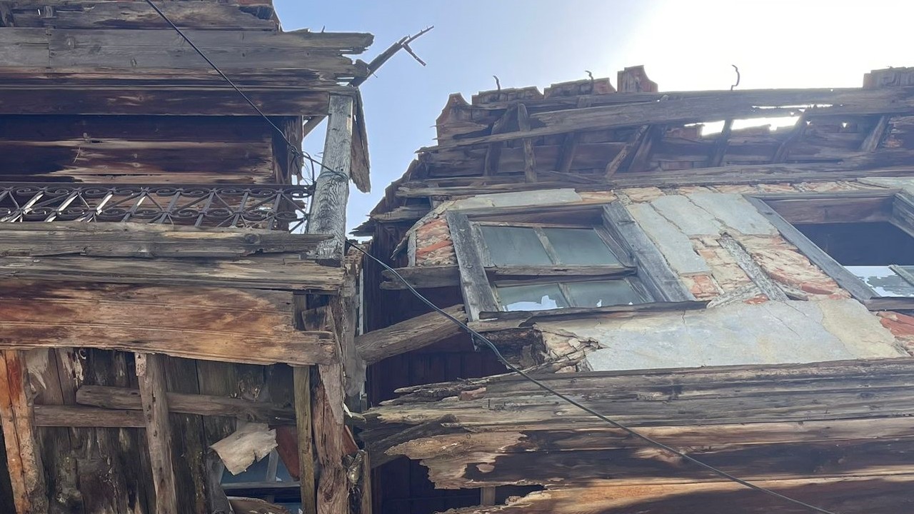 Kocaeli Karamürsel’de yıkılmak üzere olan bina çocukların oyun alanı oldu