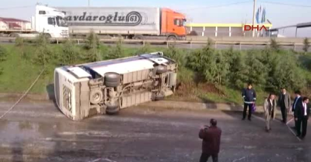 Öğrenci servisi devrildi, yaralılar var