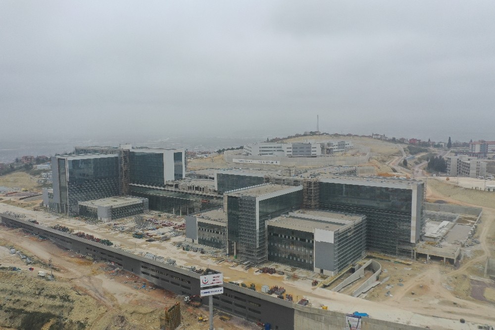 Kocaeli Şehir Hastanesi’nin bağlantı yolu çalışmaları hızla sürüyor 